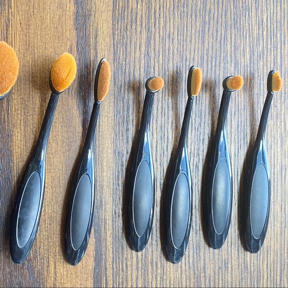 10 Piece Oval Face and Eye Brush Set - Picture 2 of 2